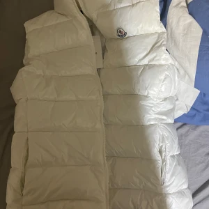 Vit dunväst från Moncler - Tog några ny bilder som bevis på att den är äkta köpte den ny för 4442kr oanvända pris kan sänkas 
