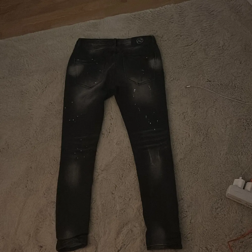 Snygga svarta jeans från Alessandro Zavetti med slitna detaljer och en cool tvättad look. Perfekta för en trendig stil. De har en normal passform och är tillverkade i ett bekvämt material.. Farkut & Housut.