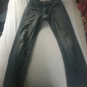 Blå jeans från Diesel - Säljer ett par blå jeans från Diesel, som var min mammas på 2000-talet! De har en straight passform och är tillverkade i slitstarkt denim. Perfekta för en avslappnad stil. Jättesnygga men passar inte mig längre 🥹 De hade ett pyttelitet hål i skrevet förut men det har sytts igen, inget som syns längre!