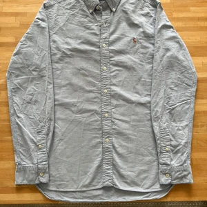 Ljudblå skorta från Ralp Lauren - Säljer riktigt sjysst ljusblå skjorta från Ralph Lauren🍾. Den är i storlek M (slim fit) och är riktigt skön att bära på, speciellt nu till våren och sommaren! Skickar alltid 24 timmar📦Nypris ca 1500kr, vårt pris 599kr✅Hör av vid mer bilder eller funderingar mvh D-H Clothing💯