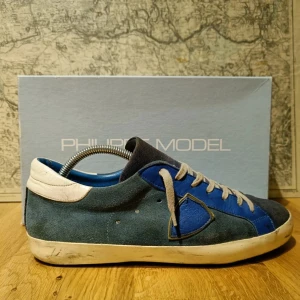  Philippe Model (PRSX) - Snygga blå sneakers från Philippe Model med en kombination av mocka och skinn. Perfekta för en avslappnad stil. Storlek 42 men passar 43. Skick 8/10. Original box medföljer! Såklart äkta. Tveka inte att fråga vid minsta fundering. Kan diskutera priset vid snabb affär
