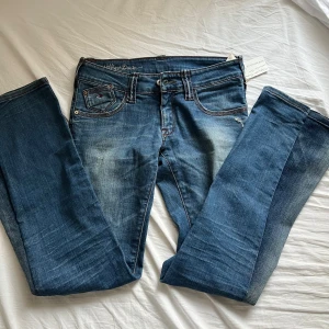 Vintage low rise jeans - Omsydda från skinny till bootcut.  Midjemått: 35cm Gren: 18 cm Innerbenslängd:81cm