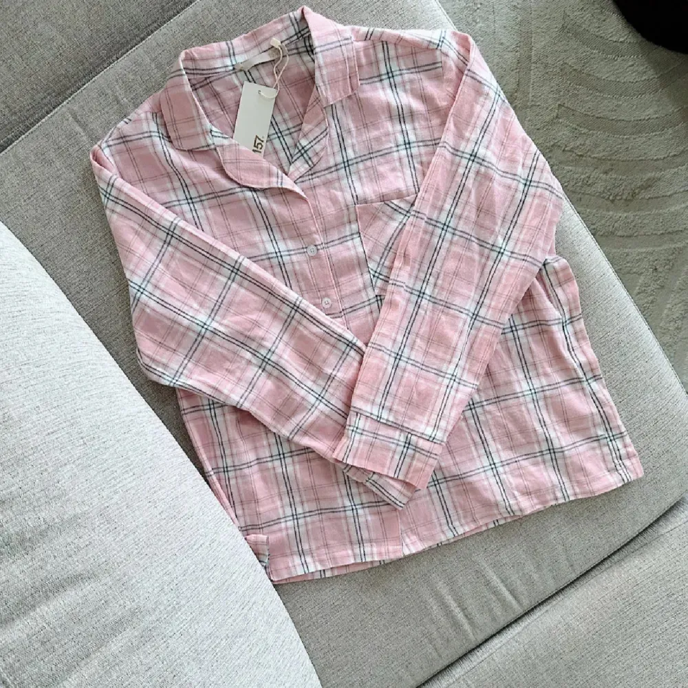 En helt ny jĂ€ttefin ljusrosa rutig pyjamas skjorta i mjukt flanelltyg frĂ„n Lager 157 i storlek M men Ă€r liten i storleken, den Ă€r mer en S. Den Ă€r i 100% bomull! FĂRST TILL KVARN!đ€đ©·(BUNDLERABATT VID KĂP AV FLER ARTIKLAR!). Paidat.