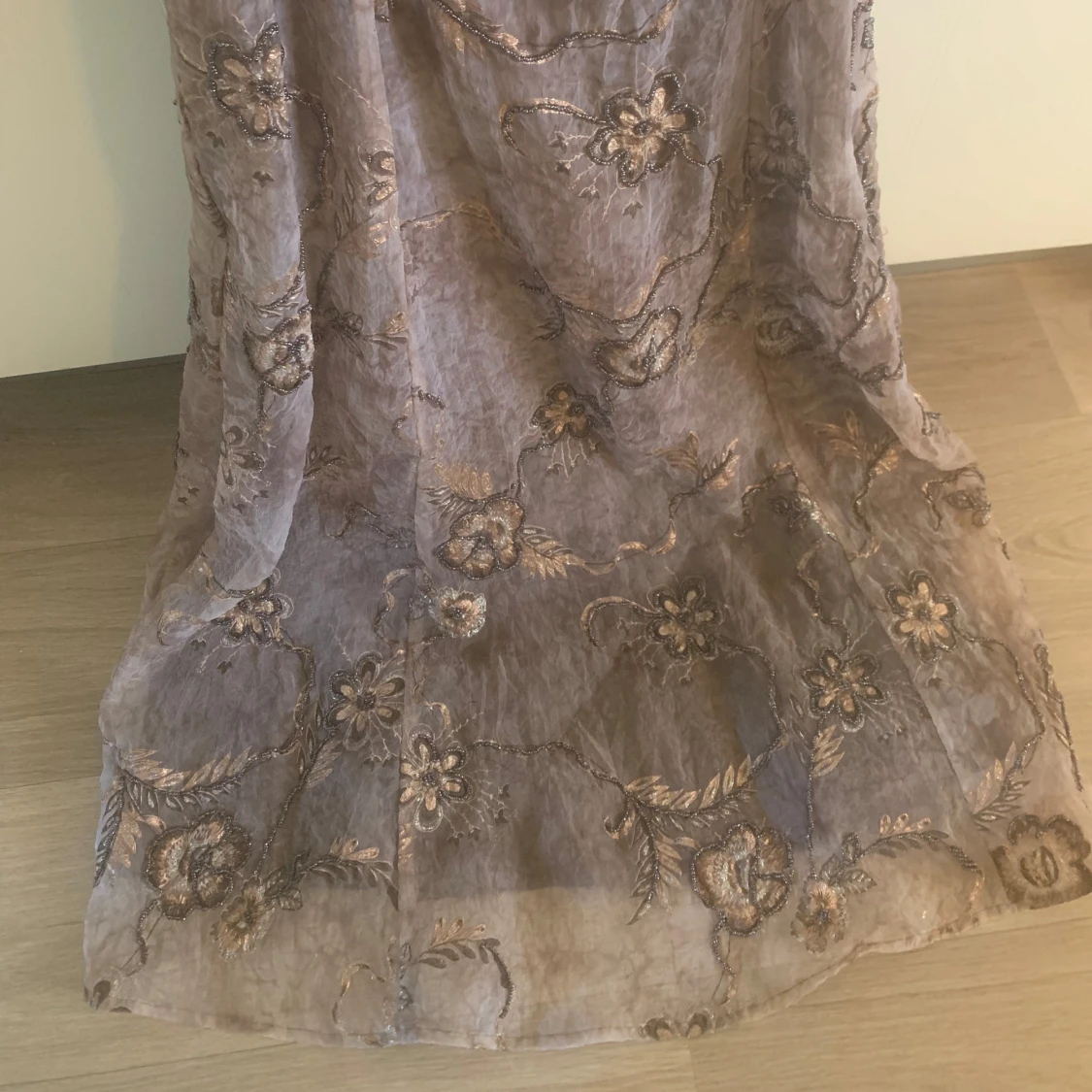 Långklänning med broderade detaljer - 4