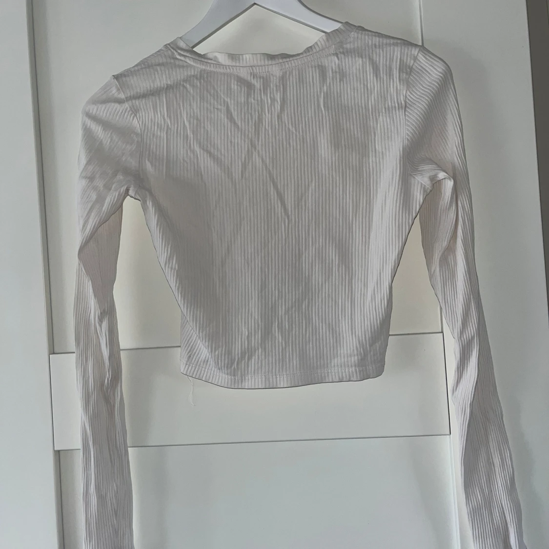 Vit ribbad croppad topp från Monki  - 1