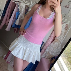 Zara miniskirt med volang - Säljer en söt vit miniskirt med volangdetaljer från Zara. Den har inbyggda shorts. Använd 1 gång, köptes förra året, men kommer inte till användning