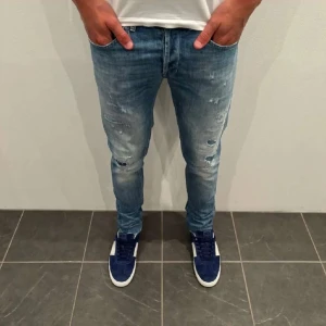 Blåa dondups - Feta blåa dondups med slitningar. Byxornar har en destroyed look. De är i storlek 34 men passar även mindre. Modellen är goerge. Vid frågor eller funderingar är de bara att fråga på!!!