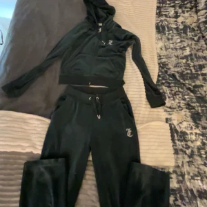  Juicy Couture set - Säljer ett mörkgrönt Juicy Couture set, använd bara ett fåtal gånger. Hoodien och byxorna har Juicy-logga i strass. Tröjan är i M och byxorna i S eftersom byxorna i denna modell är lite större. Finns prislapp till