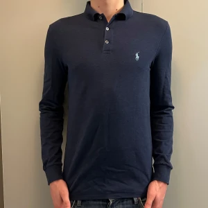 RALPH LAUREN PIKE - Marinblå Ralph Lauren långärmad piké i mycket bra skick. Storlek S, skriv för fler funderingar