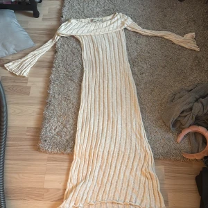 Strand cover up från Urban outfitters - Säljer denna beach cover up från Urban outfitters, storlek xs. Säljer helt oanvänd, nypris 700, säljer för 450