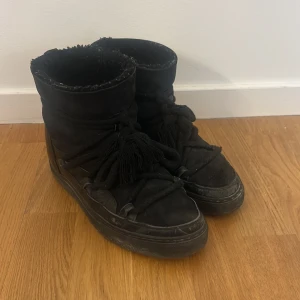 Svarta skor från Inuikii - Säljer ett par svarta boots från Inuikii med snörning! Priset går att diskutera!💞 