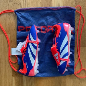 Adidas Predator fotbollsskor - Helt nya adidas predator fotbollsskor. Skorna är elit och funkar för både konstgräs och naturgräs Oanvända och allt som finns med på bilderna kommer med. Storlek 43 1/3. Priset kan diskuteras. 