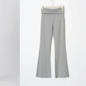 Grå yoga pants - Snygga grå bootcut byxor. Perfekta för en avslappnad stil. Tillverkade i mjukt material som ger en bekväm passform. De är lite för korta för mig nu och jag är 1,68🫶🏼 kostar 350kr i affär