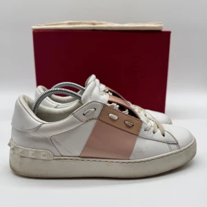 VALENTINO OPEN - Valentino open sneakers - Skick: 9/10 - Storlek 38 - Tillbehör: Enbart skorna - Nypris 7700kr - deluxecloset 
