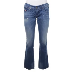 JÄTTE SNYGGA low waist blå  jeans från disel - Ett par jätte snygga low waist blå jeans från disel i storlek w27/L30. Säljer pågrund av att dem är i fel storlek för mig. Därav bara använda en gång och är i jättebra skick. Pris kan diskuteras💞