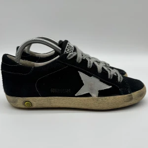 GOLDEN GOOSE  - Golden Goose Superstar - Skick: 9/10 - Tillbehör: Enbart skorna - Storlek 38 - Nypris: runt 6000kr - deluxecloset
