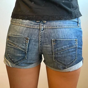 Jeansshorts  - Midjemått: 36cm 💖