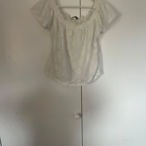 Vit spetsblus - Säljer en superfin vit offshoulder spetsblus. Strl m men sytt den både taktare och kortare. Från Gina tricot