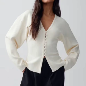 Tröja från Gina Tricot - Säljer min fina vita tröja som är jätte popular just nu. Använd ett fåtal gånger. I storlek M men passar även i S. Säljer då den inte riktigt passar min smak längre. Kom privat om du funderar på något 💓