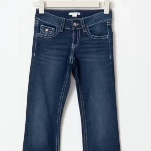 Gina young jeans - jeans från gina youngs ”tall” i storlek 146 och är lite långa på mig som är 156 på längden men är för små i midjan därför säljer jag dem. Dem har en liten defekt vid fickan med det är inget som syns. pris går att diskutera