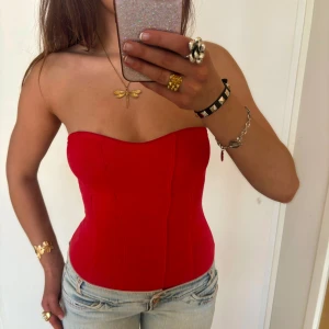 Korsett body - Korsett body. Jag är 168 och det är mina bilder, köp via köp nu direkt eller Swish, kvar tills markerad som såld 💕