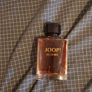 Herr parfym - En knappt använd herr parfym som luktar väldigt gott, lite åt det sötare hållet. 125 ml från början o nu lite över 100 kvar. Köptes för över 500 kr o säljs för 200 kr🫶🏻  Boxen är tyvärr slängd.