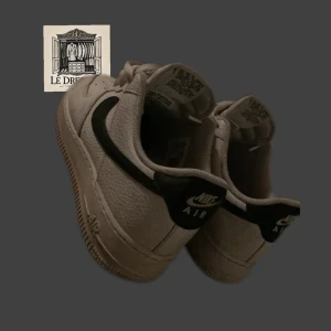 Nike air force 1 - Okej skick 6/10. Nypris runt 1800kr. Storlek 42