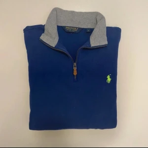 Marinblå Ralph lauren halv zip - Marinblå Ralph Lauren half zip M Mycket bra skick Storlek M Pris kan diskuteras Skriv vid minsta fråga eller fundering🤝💯