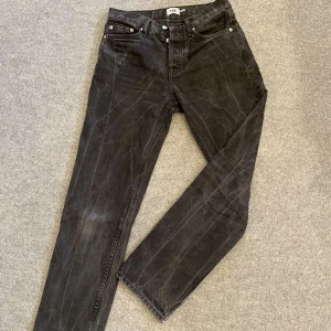 Svarta jeansbyxor från lager 157 - Snygga svarta jeansbyxor från 157 med en klassisk femficksdesign. Byxorna har en rak passform och är tillverkade i slitstarkt denim. Perfekta för en stilren look.