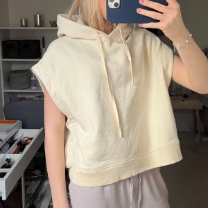 Kortärmad hoodie  - Cool kortärmad hoodie i en ljusgul/beige färg! Inga defekter! ❤️❤️
