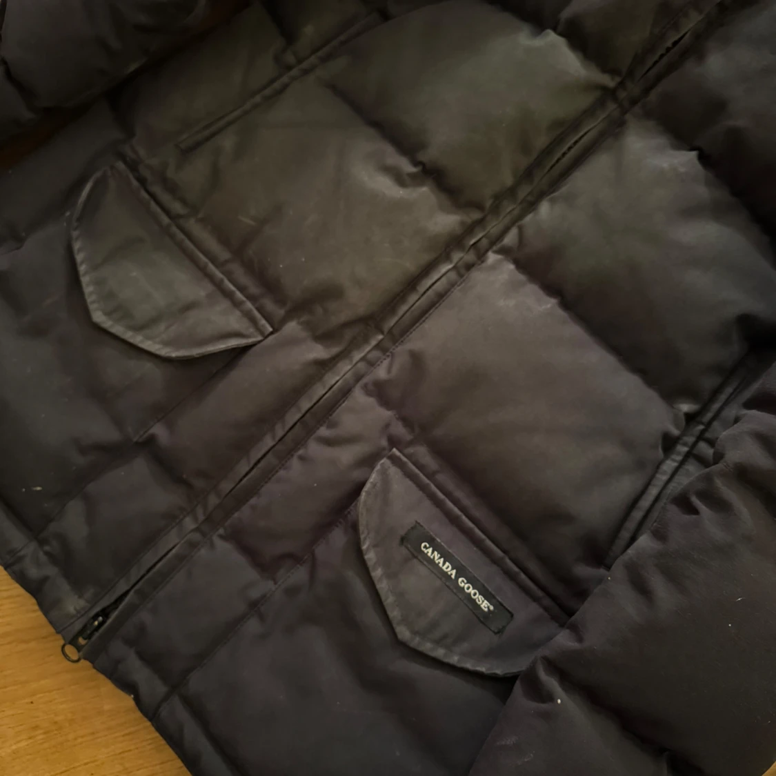 Svart dunjacka med päls från Canada Goose - 4