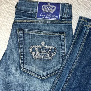 Victoria Beckham bootcut jeans från Rock& Republix - Snygga blå jeans från Victoria Beckham Rock & Republic med broderad krona på bakfickorna. Säljer då jag nyss fick de från en annan säljare på Vinted, men de var tyvärr för små. Skulle kunna tänka mig att byta mot en storlek större (38) också!