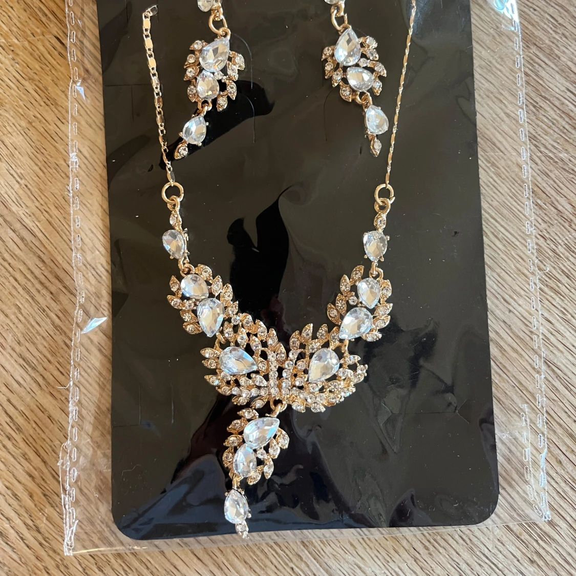 Guldhalsband och örhängen med kristaller - 1