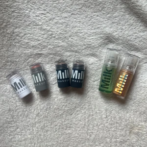 Sminkprodukter från Milk Makeup - Säljer sminkprodukter från Milk Makeup. Inkluderar två Hydro Grip Primers i grönt och beige, samt flera stickprodukter i olika nyanser. Perfekt för att skapa en fräsch och hållbar look. Contour sticks i färg stoked. Blush stick i färg mirk. Bronzer stick såld. Glow primer och hydro grip primer. Pris kan diskuteras.