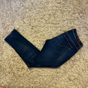 Dondup jeans modell konor slim - Snygga dondup jeans modell Konor med exakt samma passform som modell george. De har en slimmad passform. Riktigt sköna och mjuka i materialet extremt stretchiga. Inga defekter. Storlek W 34 på lappen men passar 33 lika bra, nypris ca 3500kr. fraktas antigen samma dag som köp eller dagen därpå🙌💯
