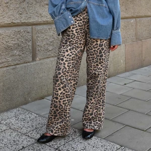 Leopardmönstrade byxor - Snygga leopardmönstrade byxor med en loose passform. Perfekta för att göra ett statement i din outfit. Byxorna har en bekväm midwaist och är tillverkade i ett mjukt material som ger en skön känsla hela dagen.