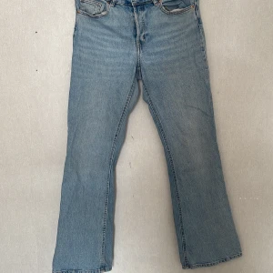 Blå jeans från H&M - Bootcut jeans från h&m. Stängs med knappar.