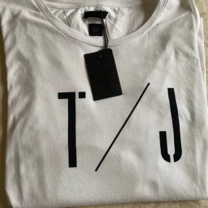 Vit långärmad t-shirt ”Tiger of Sweden” -  Helt ny stilren långärmad t-shirt från ”Tiger of Sweden” i storlek XL med logga på framsidan. Finns i Bandhagen alt skickas. Köparen står för frakten.