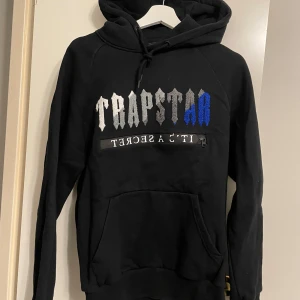 Trapstar Tracksuit - Fin och bekväm trapstar tracksuit köpt från trapstars egna hemsida. Säljer då den inte passar min stil längre. Priset går att diskutera med seriös köpare.