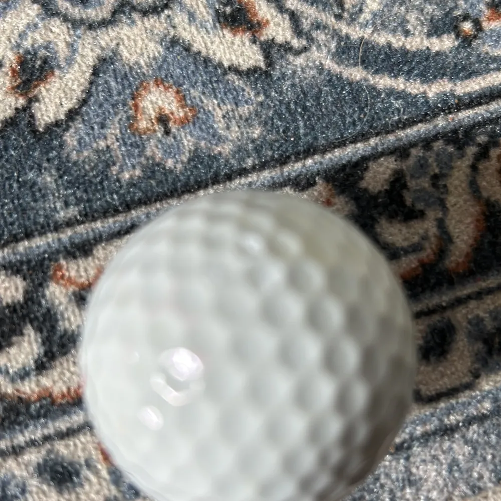 Säljer en vit golfboll från Callaway med texten 'Chrome Soft' och en röd siffra 3. Perfekt för golfentusiaster som vill ha hög kvalitet på sina bollar. Köp direkt eller ge prisförslag! ⛳️. Muu.