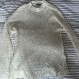 Vit stickad tröja från Gina - Tunnare stickad tröja som passar perfekt till allt från stranden till att ha på sena sommarkvällar🌸Den är lite genomskinlig och är lite oversized, väldigt fint skick🩷