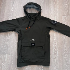 Dope Wylie Patch - Säljer en grön skickjacka/skidhoodie från dope. Färg olive green. Storlek xs. Finns även dragskedjor under armarna. Mycket fint skick. 