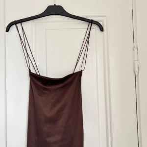 Brun klänning - Snygg brun klänning med tunna axelband💕