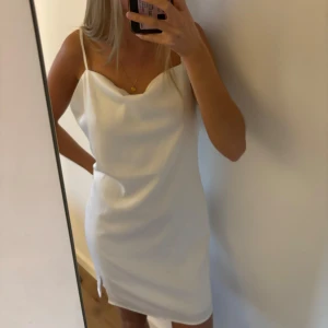 Vit satinklänning - Vit satinlklännig från bikbok, storlek L med justerbara band. Ser ut som ny!