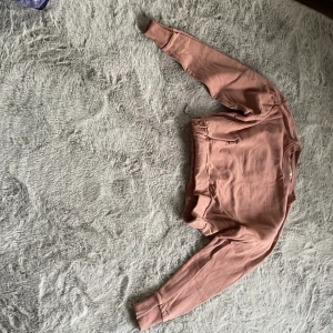 Rosa och grön tröja  - Säljer två tröjor för 60 kr och en tröja för 25 kr. 