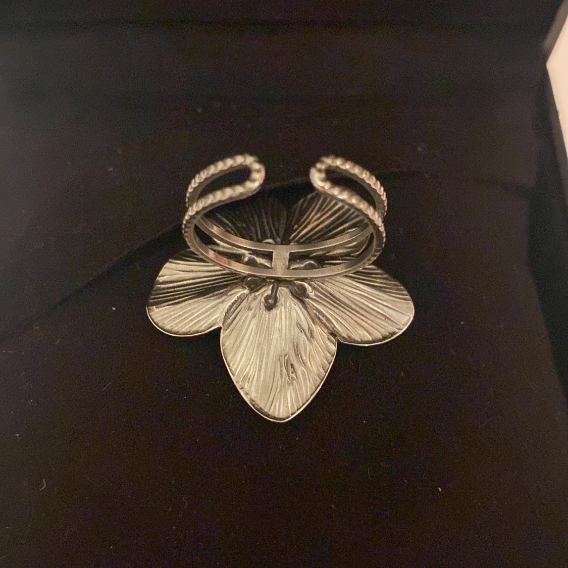 Silverfärgad blomring❤️ - 1