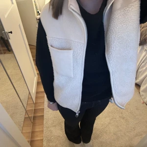 Teddyväst - Superfint teddyväst, strl M men liten i strl så skulle säga S🥰❤️. Inga defekter alls därav priset. 🤍🤍