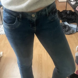 Blå jeans från LTB - blå lågmidjade bootcut jeans från LTB. Modell valerie, W29 L36 