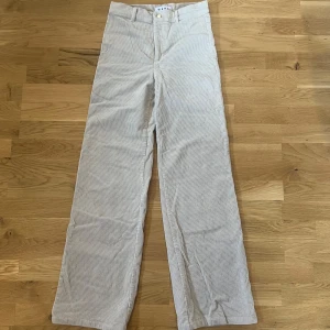 Beige manchesterbyxor från Wera - Beige manchesterbyxor från Wera med hög midja och raka ben.