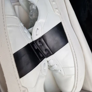 Valentino Garavani sneakers - Intressekoll på dessa asfeta valentino skor! Strlk 44. Kom gärna med bud. Box, påse och skor ingår😃 passar 43 också🍾 Tar gärna byten också💯 garamterar ej äktenhet tyvärr